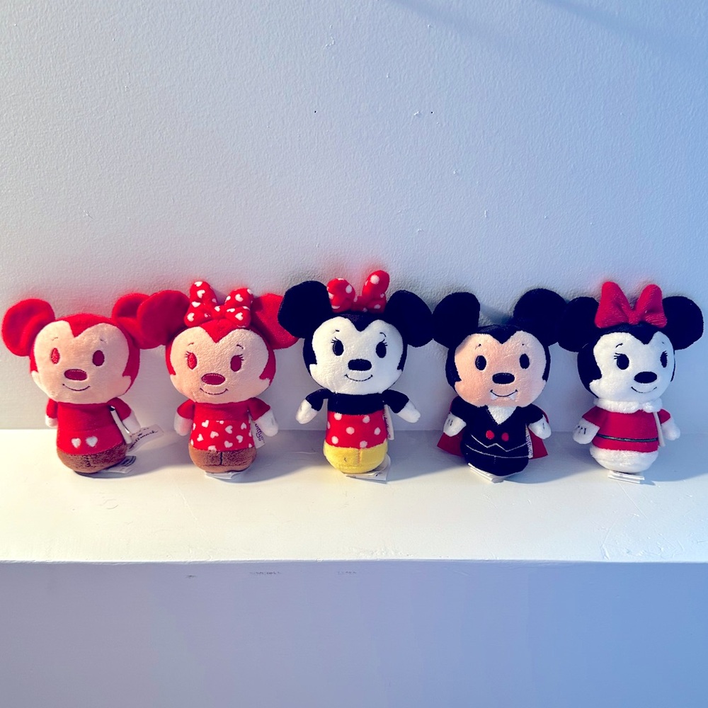 Set of 5 Mickey and Minnie, lovable Hallmark itty bitty’s 🖤🤍♥️✨ Plus free gifts!